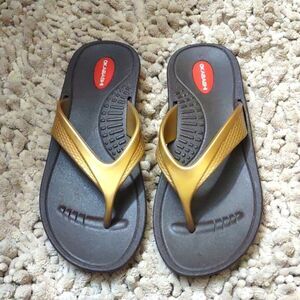 New Okabashi Women's Size M‎ Gold Sandals Flip Flops